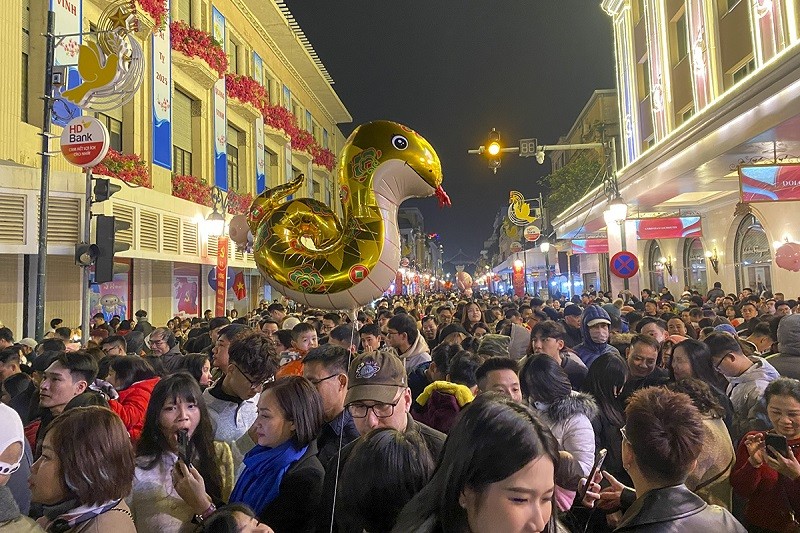 Khu vực đường Tràng Tiền chật cứng người xem, trước giờ bắn pháo hoa gần như rất khó để di chuyển