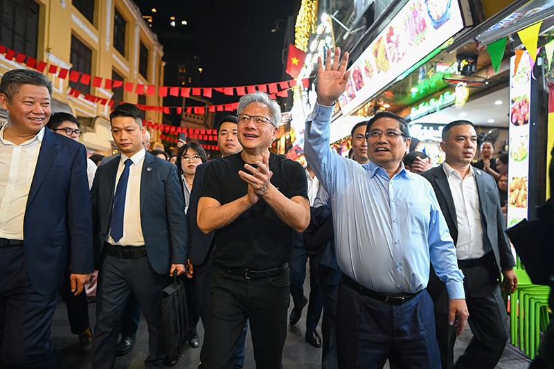 Thủ tướng Chính phủ Phạm Minh Chính cùng ông Jensen Huang, Chủ tịch NVIDIA đi dạo phố cổ và trải nghiệm ẩm thực tại Hà Nội.