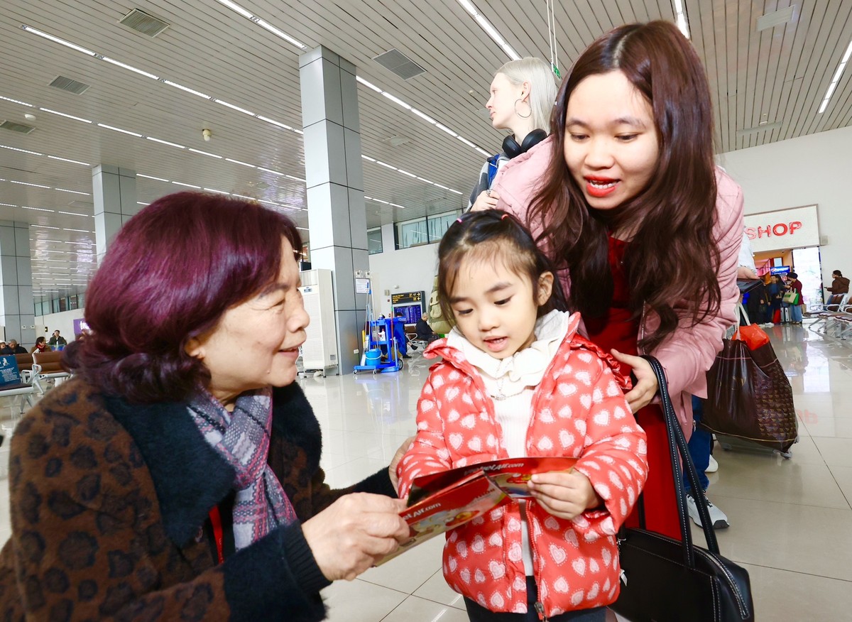 Phó Chủ tịch HĐQT Vietjet Nguyễn Thanh Hà (bên trái) chào đón hành khách ngày Mùng 1 Tết