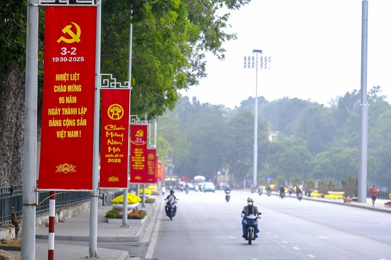 Đường Độc Lập rợp cờ hoa