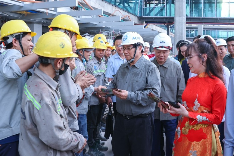 Thủ tướng Phạm Minh Chính động viên, chúc Tết và tặng quà công nhân thi công Dự án nhà ga T3 Sân bay Tân Sơn Nhất - Ảnh: VGP Thủ tướng Phạm Minh Chính động viên, chúc Tết và tặng quà công nhân thi công Dự án nhà ga T3 Sân bay Tân Sơn Nhất - Ảnh: VGP