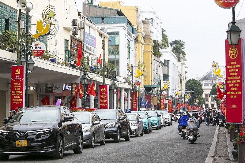 Phố Tràng Tiền rợp màu đỏ với pano, cờ Đảng, cờ Tổ quốc tung bay