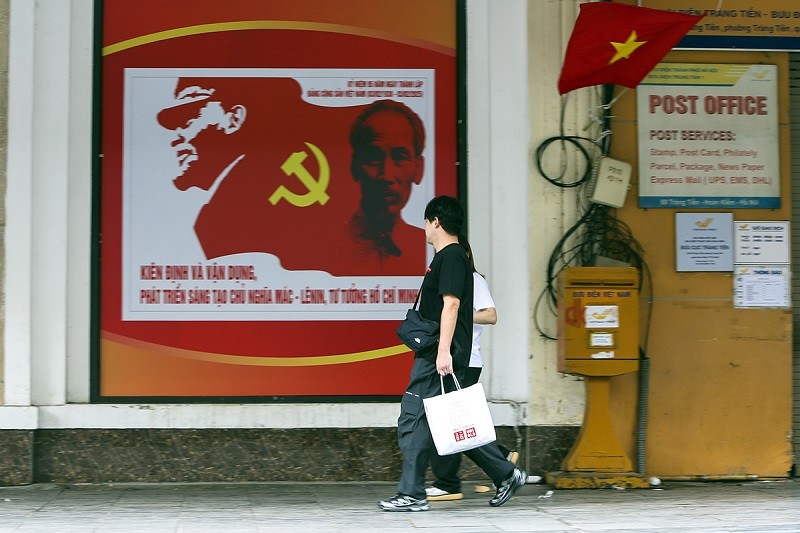 Tranh cổ động với hình ảnh Chủ tịch Hồ Chí Minh trên nền cờ Đảng