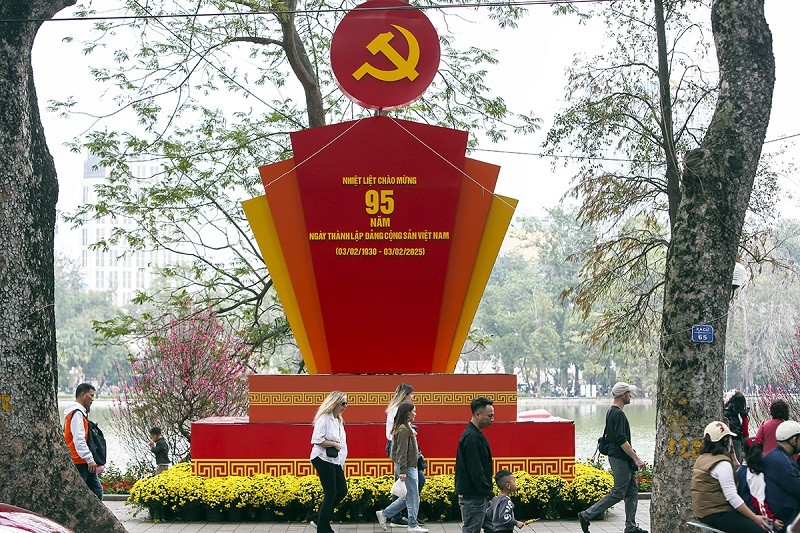 Quanh khu vực hồ Hoàn Kiếm có rất nhiều pano, biểu ngữ được đặt trang trọng.