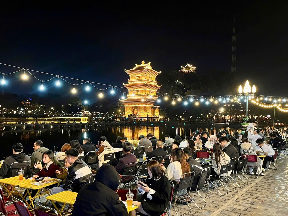 Lượng khách đông đúc thúc đẩy hoạt động kinh doanh dịch vụ ăn uống, lưu niệm và các tour trải nghiệm