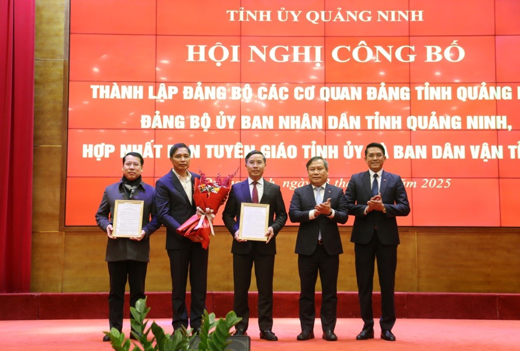 Bí thư Tỉnh ủy Quảng Ninh trao quyết định thành lập Đảng bộ UBND tỉnh Quảng Ninh. Ảnh: Thu Chung