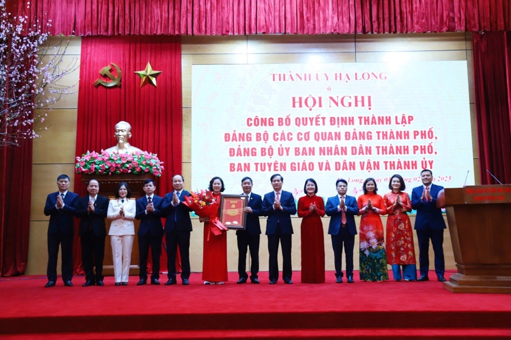 Ông Vũ Quyết Tiến, Bí thư Thành ủy Hạ Long trao Quyết định và tặng hoa chúc mừng Đảng bộ các cơ quan Đảng thành phố. Ảnh: Hoàng Nga
