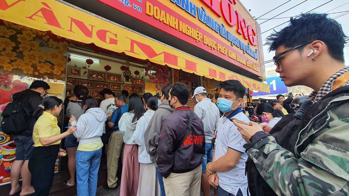 Người dân xếp hàng để vào cửa hàng vàng ở chợ Bà Chiểu, quận Bình Thạnh. Người dân xếp hàng để vào cửa hàng vàng ở chợ Bà Chiểu, quận Bình Thạnh.