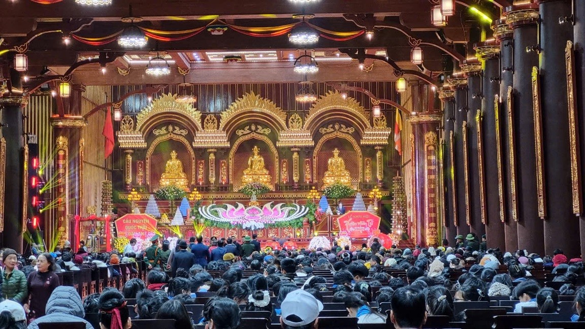 Ngay trong ngày khai hội, đã có rất đông tăng ni, Phật tử, người dân và khách du lịch hành hương về Yên Tử.