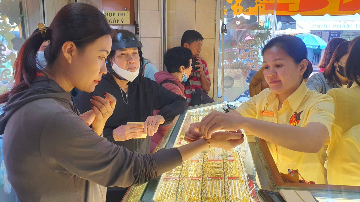 Nhân viên đeo vàng cho khách. Nhân viên đeo vàng cho khách.