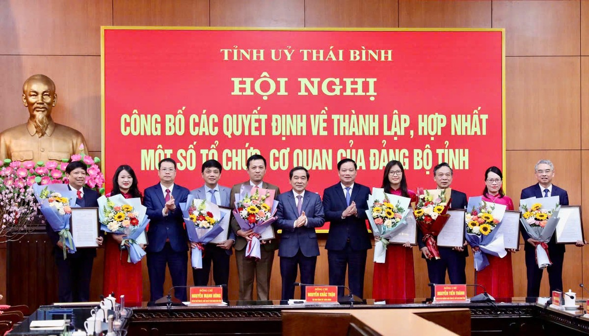 Thường trực Tỉnh ủy Thái Bình trao Quyết định hợp nhất và tặng hoa chúc mừng lãnh đạo Ban Tuyên giáo và Dân vận Tỉnh ủy. Thường trực Tỉnh ủy Thái Bình trao Quyết định hợp nhất và tặng hoa chúc mừng lãnh đạo Ban Tuyên giáo và Dân vận Tỉnh ủy.