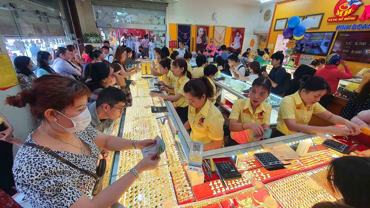 Khách xuống tiền mua vàng. Khách xuống tiền mua vàng.