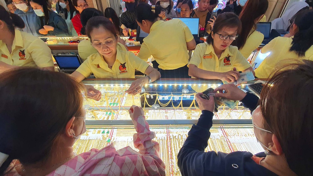 Sáng 7/2 (mùng 10 tháng Giêng, đúng ngày vía Thần Tài), giá vàng miếng SJC tăng mạnh trở lại. Các công ty SJC, PNJ, DOJI, Bảo Tín Minh Châu đồng loạt tăng giá mua vàng miếng SJC lên 86,5 triệu đồng/lượng, bán ra 90 triệu đồng/lượng, tăng trở lại 400.000 đồng/lượng so với cuối ngày hôm qua. Sáng 7/2 (mùng 10 tháng Giêng, đúng ngày vía Thần Tài), giá vàng miếng SJC tăng mạnh trở lại. Các công ty SJC, PNJ, DOJI, Bảo Tín Minh Châu đồng loạt tăng giá mua vàng miếng SJC lên 86,5 triệu đồng/lượng, bán ra 90 triệu đồng/lượng, tăng trở lại 400.000 đồng/lượng so với cuối ngày hôm qua.