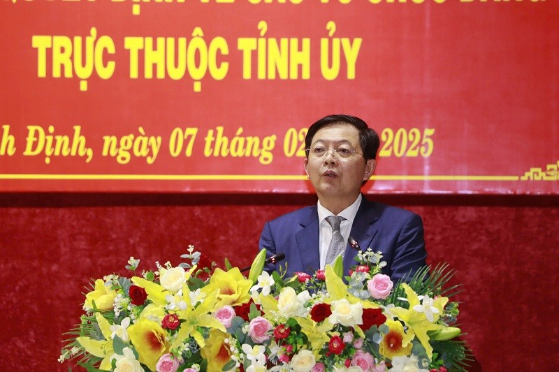 Bí thư Tỉnh ủy Bình Định Hồ Quốc Dũng biểu dương những cán bộ, công chức, viên chức thể hiện tinh thần trách nhiệm, sẵn sàng nghỉ hưu trước tuổi để tạo điều kiện cho công tác sắp xếp tổ chức bộ máy. Nguồn: binhdinh.gov.vn.