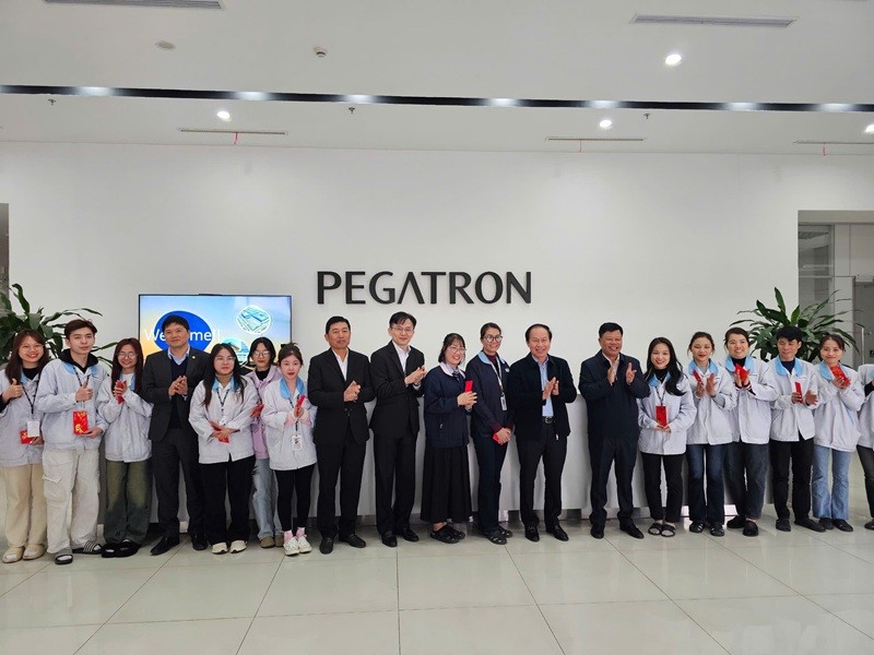 Bí thư Thành uỷ Lê Tiến Châu và các thành viên trong đoàn tặng quà công nhân Công ty Pegatron