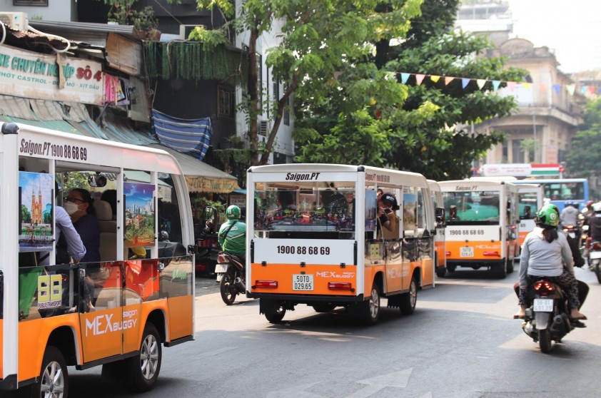 Xe điện 4 bánh của Saigon PT chở du khách trên đường phố TP.HCM.