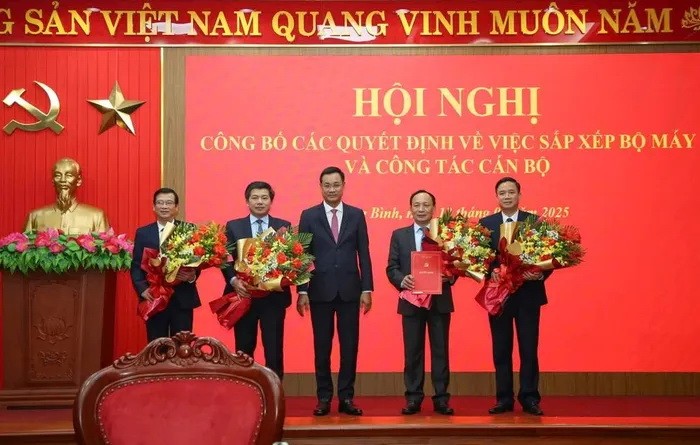 Bí thư Tỉnh ủy Quảng Bình Lê Ngọc Quang (ở giữa) trao quyết định và tặng hoa chúc mừng Đảng bộ các cơ quan Đảng tỉnh. Ảnh: Bảo Thiên