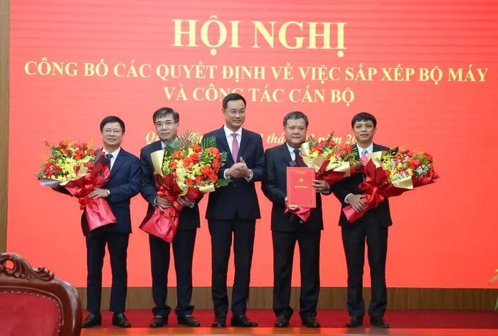 Bí thư Tỉnh ủy Quảng Bình Lê Ngọc Quang (giữa ảnh) trao quyết định và tặng hoa Đảng bộ UBND tỉnh. Ảnh: Bảo Thiên