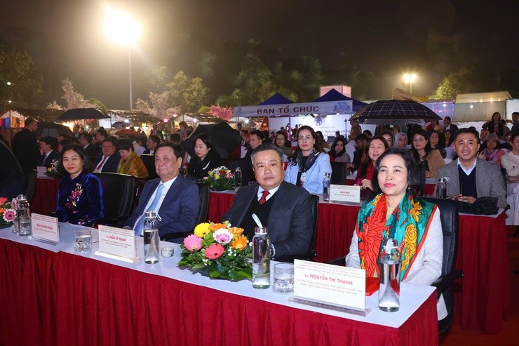 Đại biểu lãnh đạo Trung ương và TP. Hà Nội tham dự buổi Lễ.