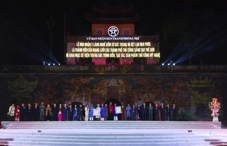 Các đại biểu Trung ương và TP. Hà Nội tặng hoa chúc mừng 2 làng nghề.