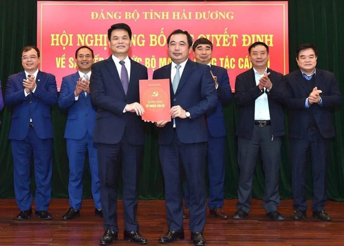 Bí thư Tỉnh ủy Hải Dương Trần Đức Thắng trao quyết định của Ban Thường vụ Tỉnh ủy chỉ định ông Lê Ngọc Châu, Phó Bí thư Tỉnh uỷ, Chủ tịch UBND tỉnh Hải Dương giữ chức Bí thư Đảng uỷ UBND tỉnh. Ảnh: Thành Chung