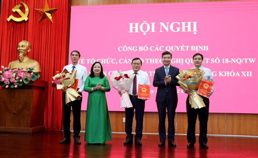 Ông Nguyễn Xuân Hùng, Trưởng ban Ban Quản lý Khu kinh tế Phú Yên (giữa) được điều động giữ chức Giám đốc Sở Công thương. Ảnh: Mỹ Luận.