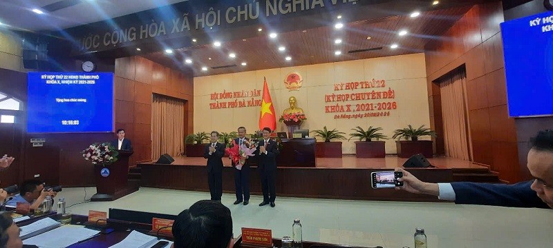 Bí thư Thành ủy Đà Nẵng Nguyễn Văn Quảng (trái) và ông Ngô Xuân Thắng, Chủ tịch HĐND thành phố Đà Nẵng tặng hoa chúc mừng ông Đoàn Ngọc Hùng Anh được bầu giữ chức Phó chủ tịch HĐND thành phố nhiệm kỳ 2021 - 2026. Ảnh: Linh Đan Bí thư Thành ủy Đà Nẵng Nguyễn Văn Quảng (trái) và ông Ngô Xuân Thắng, Chủ tịch HĐND thành phố Đà Nẵng tặng hoa chúc mừng ông Đoàn Ngọc Hùng Anh được bầu giữ chức Phó chủ tịch HĐND thành phố nhiệm kỳ 2021 - 2026. Ảnh: Linh Đan