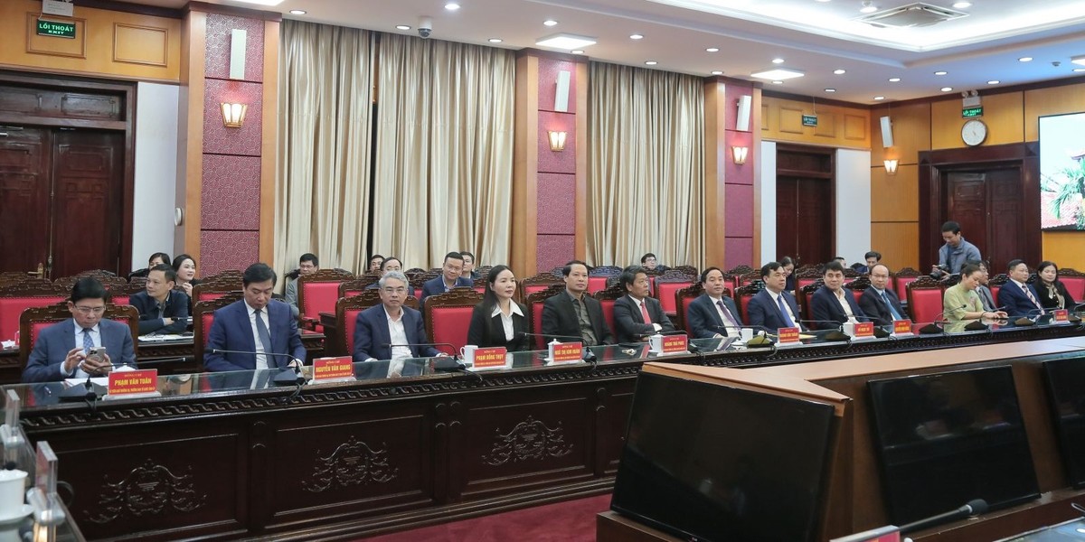 Lãnh đạo tỉnh Thái Bình và các đại biểu dự hội nghị.