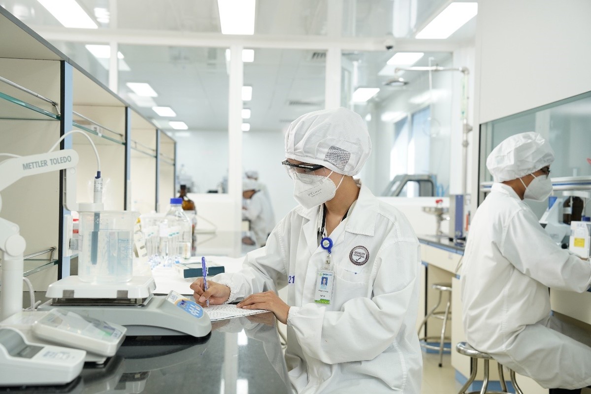 Nhân viên làm việc tại phòng Lab của nhà máy đạt chuẩn EU-GMP của Imexpharm. Ảnh: Imexpharm