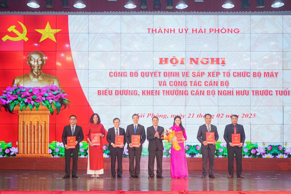 Ông Nguyễn Văn Tùng, Chủ tịch UBND TP. Hải Phòng trao Quyết định và tặng hoa cho bà Trần Thị Hoàng Mai, Giám đốc Sở Văn hóa, Thể thao và Du lịch cùng Ban giám đốc Sở