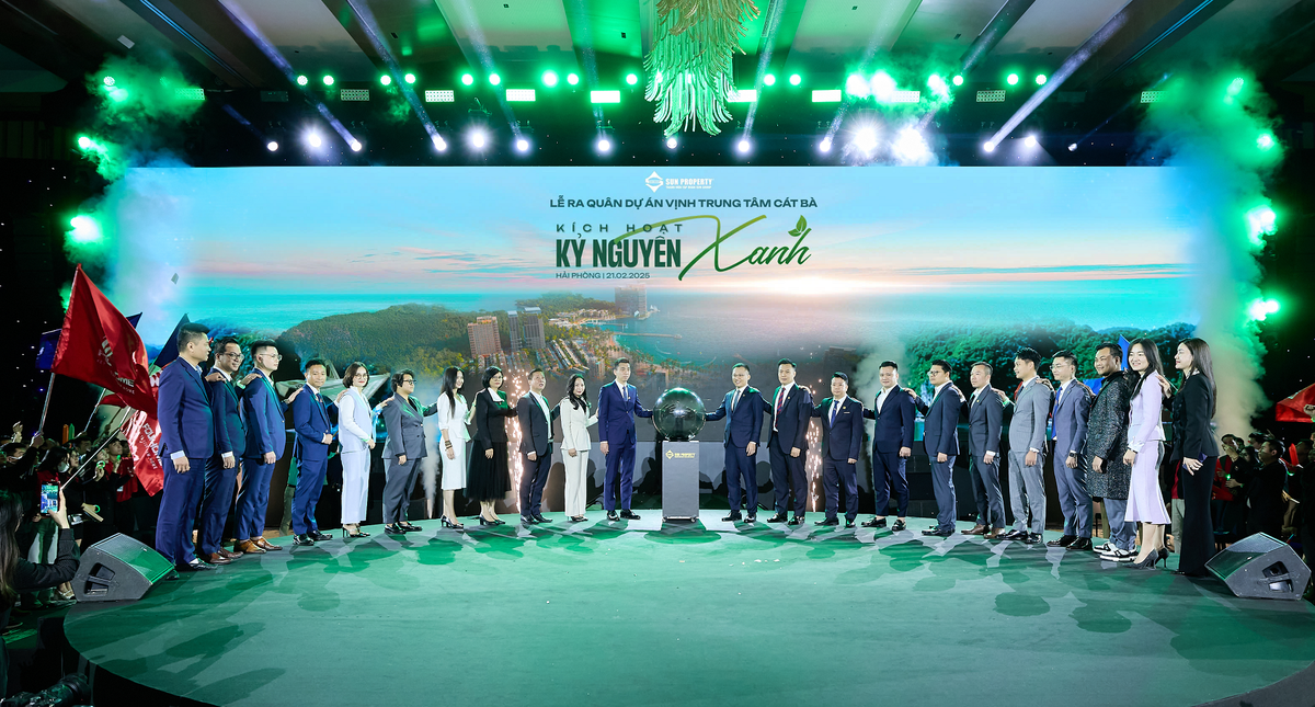 Đại diện chủ đầu tư Sun Property cùng các đại lý phân phối BĐS chiến lược cùng thực hiện nghi thức Kích hoạt kỷ nguyên xanh