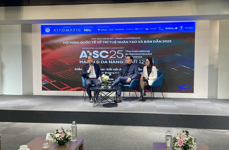 Ông Vũ Quốc Huy, Giám đốc NIC và TS. Christopher Nguyễn, Nhà sáng lập Aitomatic trả lời các câu hỏi của phóng viên tại buổi họp báo. Ông Vũ Quốc Huy, Giám đốc NIC và TS. Christopher Nguyễn, Nhà sáng lập Aitomatic trả lời các câu hỏi của phóng viên tại buổi họp báo.