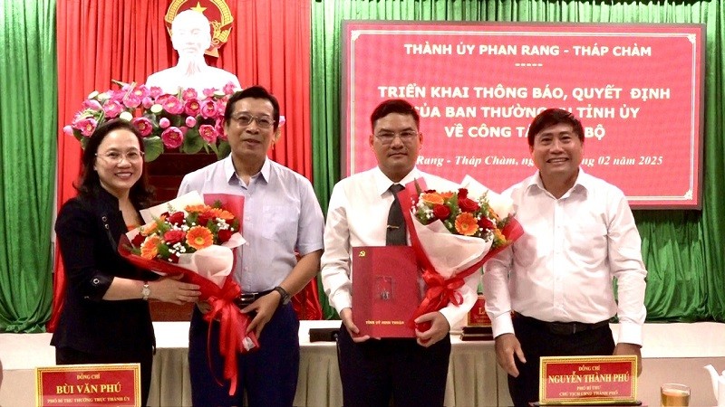 Ông Nguyễn Thành Phú, Phó bí thư Thành ủy, Chủ tịch UBND TP. Phan Rang - Tháp Chàm (thứ 2 từ trái sang) nhận quyết định điều động, chỉ định giữ chức vụ Giám đốc Sở Tài chính. Ảnh: Văn Chân.