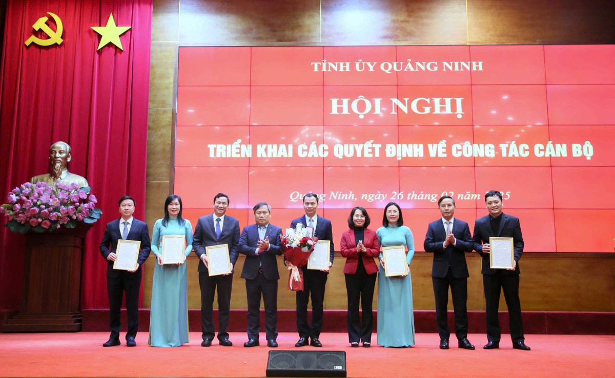 Thường trực Tỉnh ủy Quảng Ninh trao quyết định thành lập Sở Tài chính. Ảnh: Quảng Ninh Portal