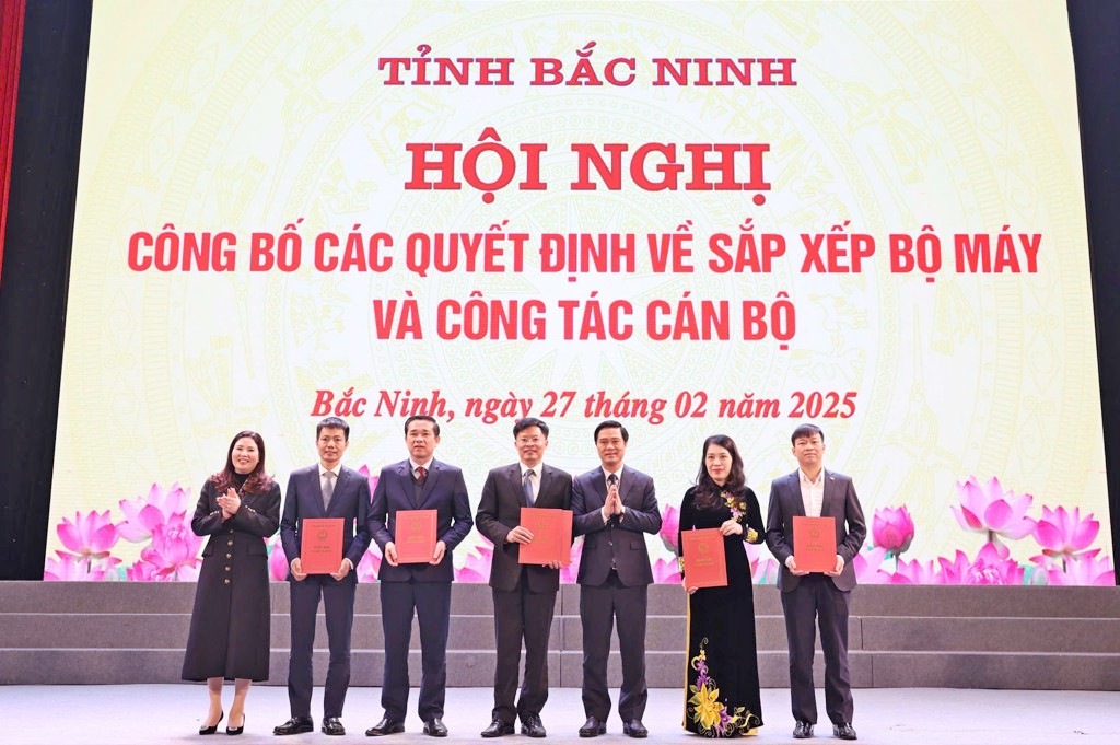 Ông Nguyễn Trung Hiền, Giám đốc Sở Khoa học và Công nghệ Bắc Ninh (đứng giữa) và một số lãnh đạo sở, ngành nhận Quyết định bổ nhiệm.