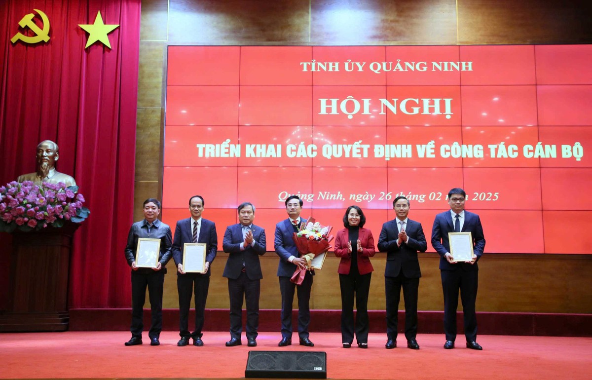 Thường trực Tỉnh ủy Quảng Ninh trao quyết định thành lập Sở Xây dựng. Ảnh: Quảng Ninh Portal