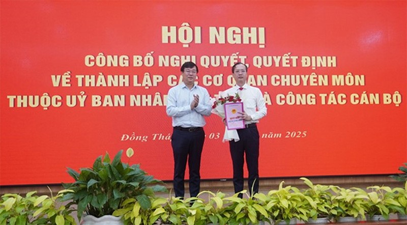 Bí thư Tỉnh ủy Đồng Tháp Lê Quốc Phong trao Quyết định của Thủ tướng Chính phủ giao quyền Chủ tịch UBND tỉnh Đồng Tháp nhiệm kỳ 2021 - 2026 đối với ông Trần Trí Quang