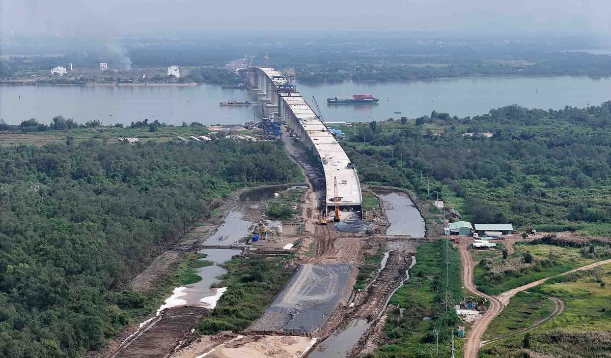 Cầu có chiều dài 2 km, thuộc dự án thành phần 1A có giá trị hợp đồng 1.618 tỷ đồng, do Công ty Kumho E&amp;C (Hàn Quốc) thi công, hiện đạt 94% tiến độ.