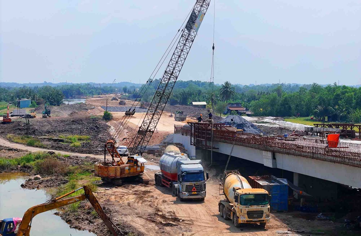Máy móc, thiết bị tập trung nhằm đẩy nhanh tiến độ thi công dự án thành phần 1A; hoàn thành toàn bộ gói thầu CW1 (xây cầu Nhơn Trạch trước ngày 26/4); hoàn thành cơ bản công tác thảm bê tông nhựa của Gói thầu CW2 (xây đường dẫn trước ngày 26/4).