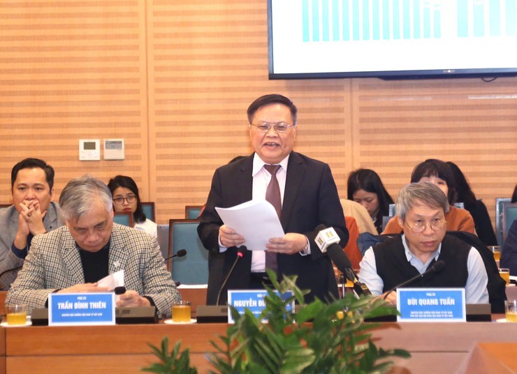 TS. Nguyễn Đình Cung, Nguyên Viện trưởng Viện Nghiên cứu quản lý kinh tế Trung ương tham luận tại Hội thảo.