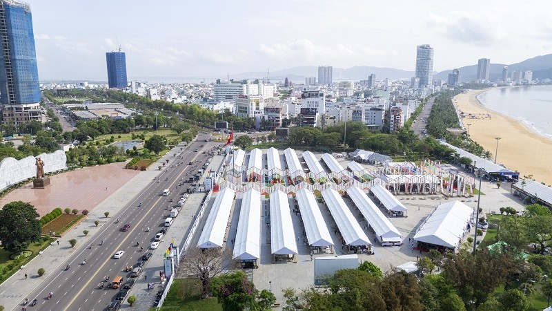 Hơn 100 doanh nghiệp ngành gỗ khắp nơi trên thế giới với hơn 1.200 gian hàng đang hội tụ tại Q-FAIR 2025 để giới thiệu sản phẩm nội - ngoại thất, các xu hướng sản xuất mới. Hơn 100 doanh nghiệp ngành gỗ khắp nơi trên thế giới với hơn 1.200 gian hàng đang hội tụ tại Q-FAIR 2025 để giới thiệu sản phẩm nội - ngoại thất, các xu hướng sản xuất mới.