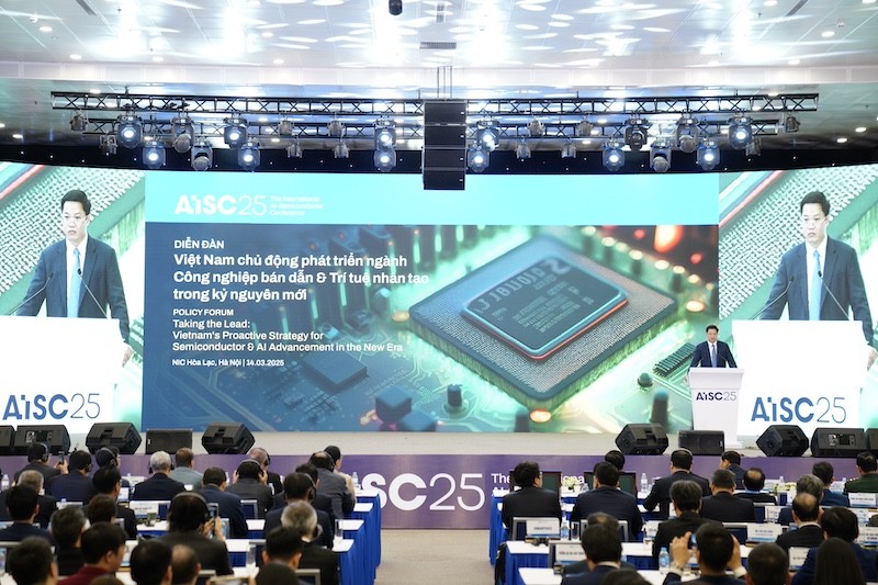 Diễn đàn chính sách với chủ đề “Việt Nam chủ động phát triển ngành công nghiệp bán dẫn và trí tuệ nhân tạo trong kỷ nguyên mới” nằm trong khuôn khổ Hội nghị AISC 2025.