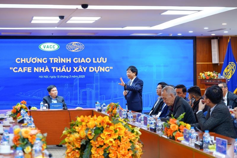 Chủ tịch HĐQT Vinaconex Nguyễn Hữu Tới phát biểu.