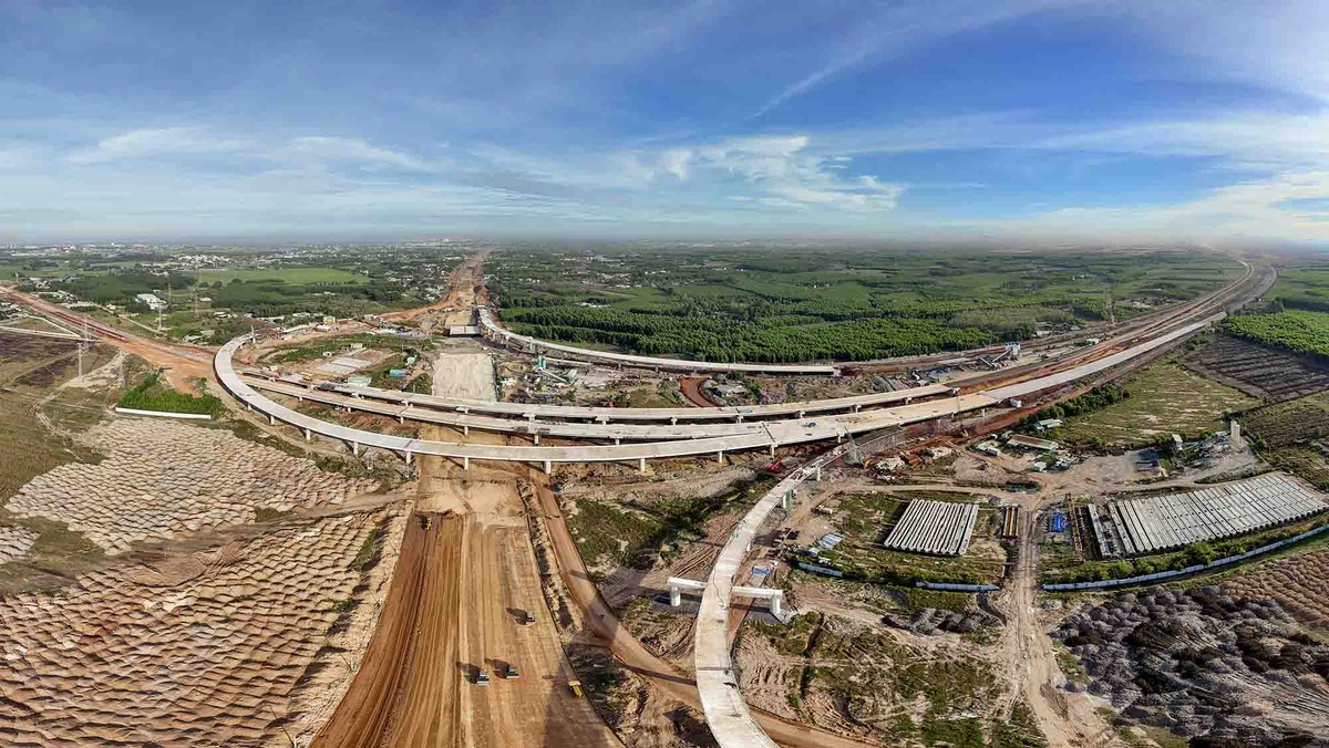 Dự kiến, tuyến T1 đoạn từ nút giao Quốc lộ 51 vào sân bay Long Thành sẽ hoàn thành các hạng mục chính và thông xe kỹ thuật vào ngày 30/4/2025.