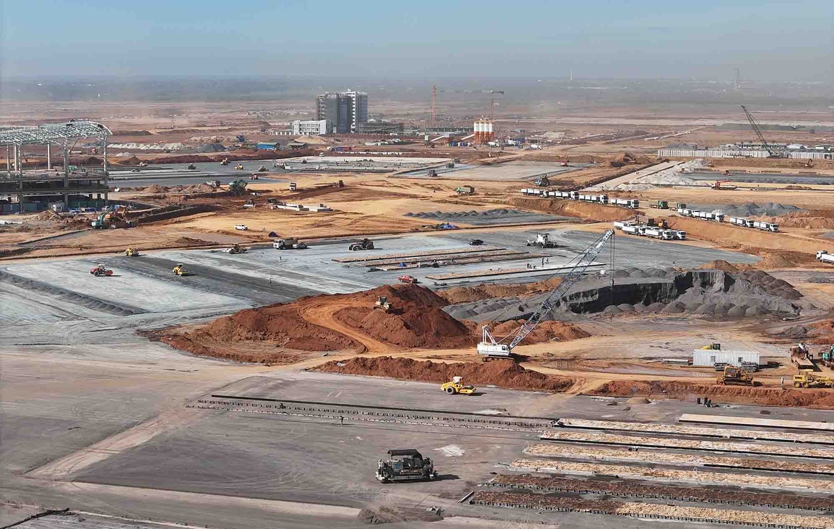 Đại công trường sân bay Long Thành nhộn nhịp thi công giữa nắng gắt.