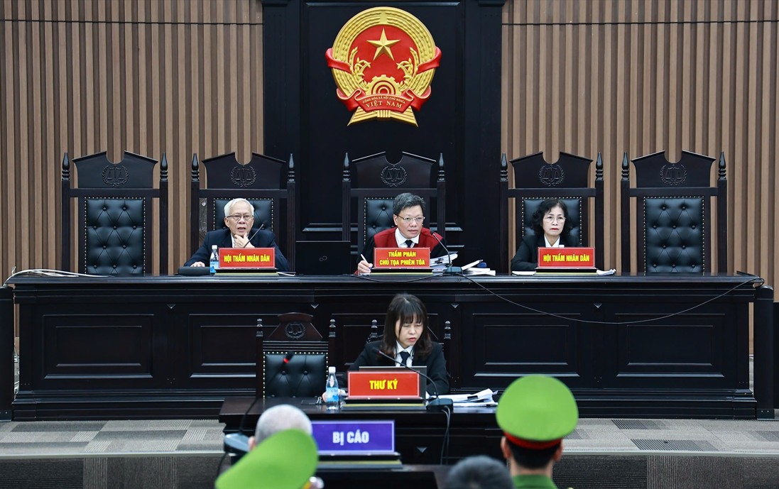 Hội đồng xét xử vụ án liên quan các vi phạm đấu thầu của Công ty AIC tại VNCERT. Hội đồng xét xử vụ án liên quan các vi phạm đấu thầu của Công ty AIC tại VNCERT.