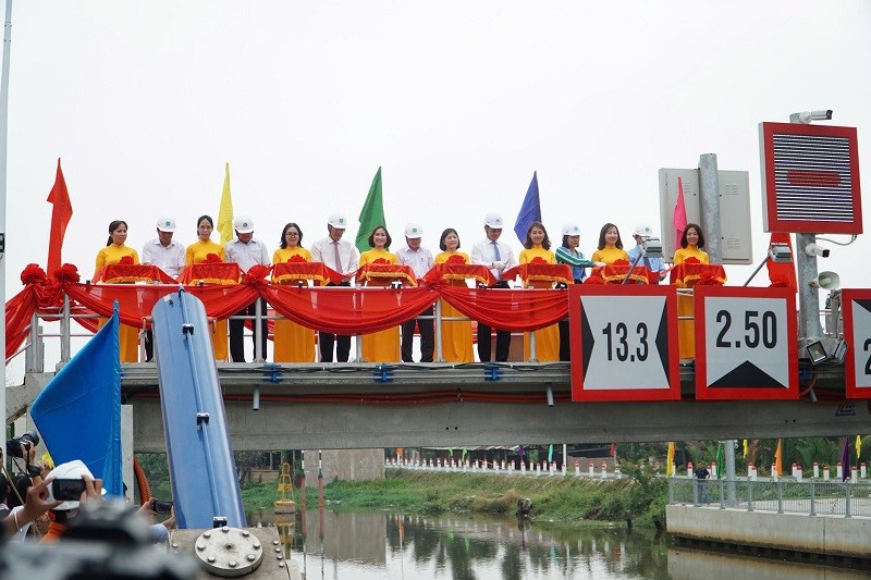 Nghi thức cắt băng khánh thành Dự án