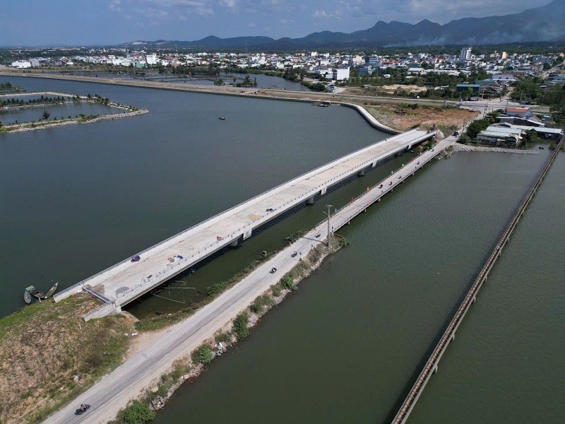 Cầu Tam Giang xây xong nhưng chưa có đường dẫn.