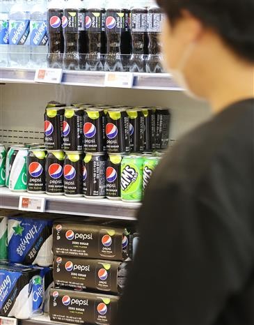 Đồ uống không chứa calo được bày bán tại một cửa hàng ở Seoul, Hàn Quốc. Ảnh: Yonhap/TTXVN