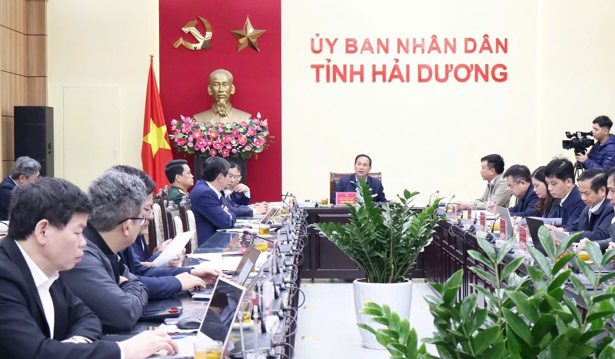 Ông Lưu Văn Bản, Phó chủ tịch Thường trực UBND tỉnh Hải Dương chủ trì phiên họp UBND tỉnh ngày 19/3